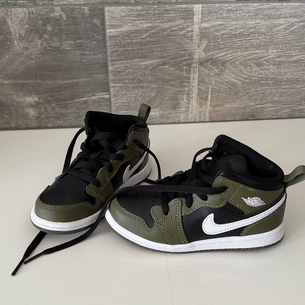 Nike Black and Olive Sneakers with White Accents 9c